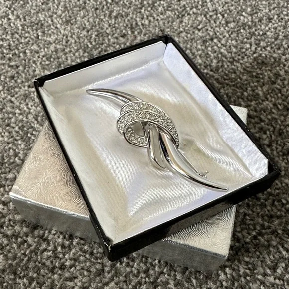 As new, white metal & cubic zirconia brooch - Picture 3 of 3